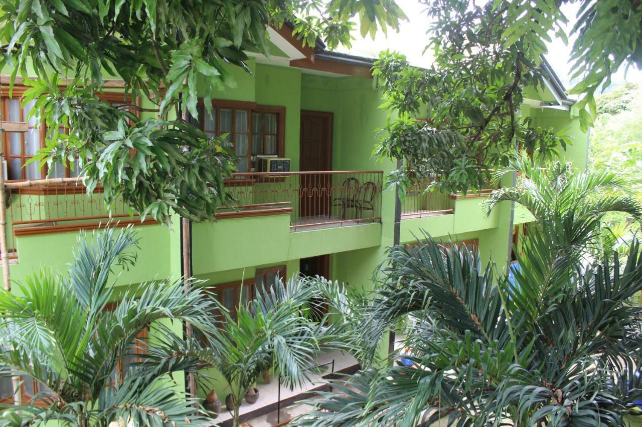 Coron Town Traveller'S Dormitory Exterior foto
