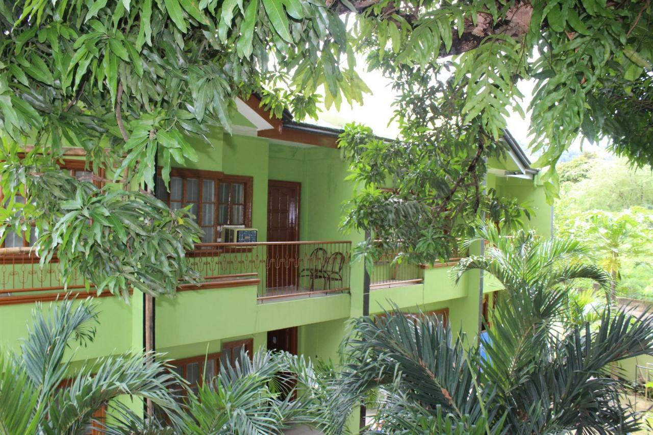 Coron Town Traveller'S Dormitory Exterior foto