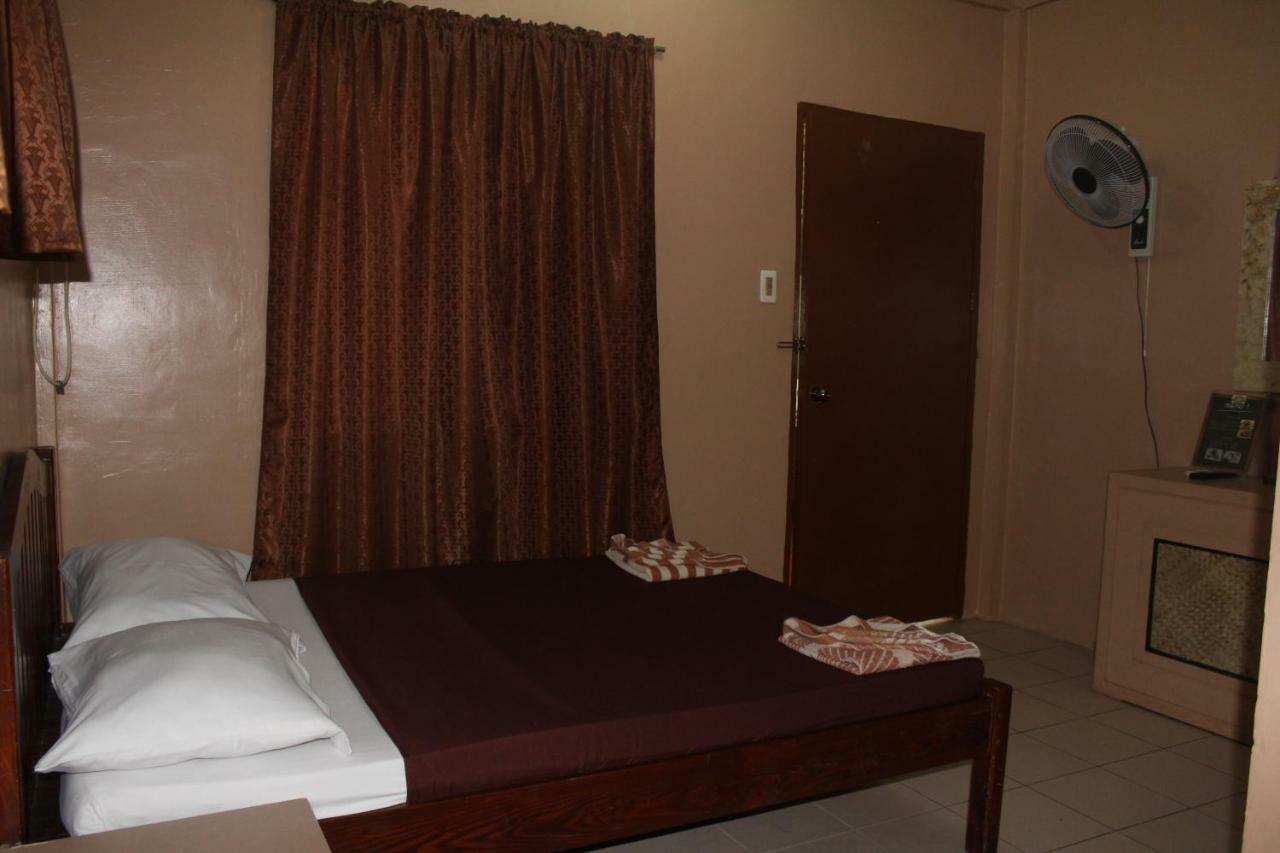 Coron Town Traveller'S Dormitory Exterior foto